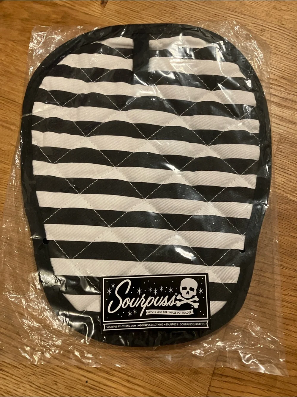 Sourpuss bat oven mitt & pot holder set